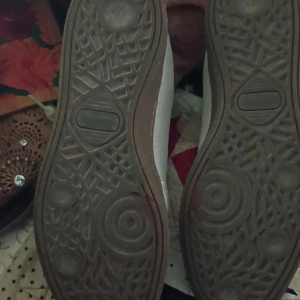 Women's Cream Lace-Trim Casual Sneakers - Picture 3 of 8